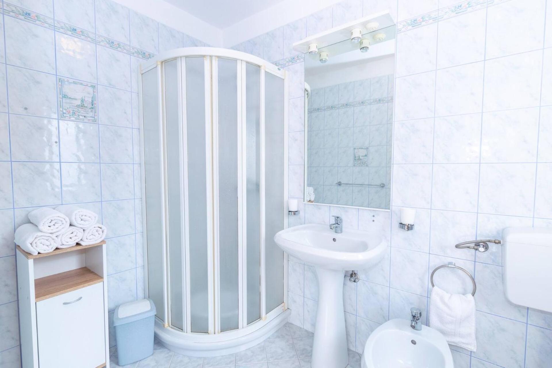 Family House With 2 Apartments - Irma 메덜린 외부 사진