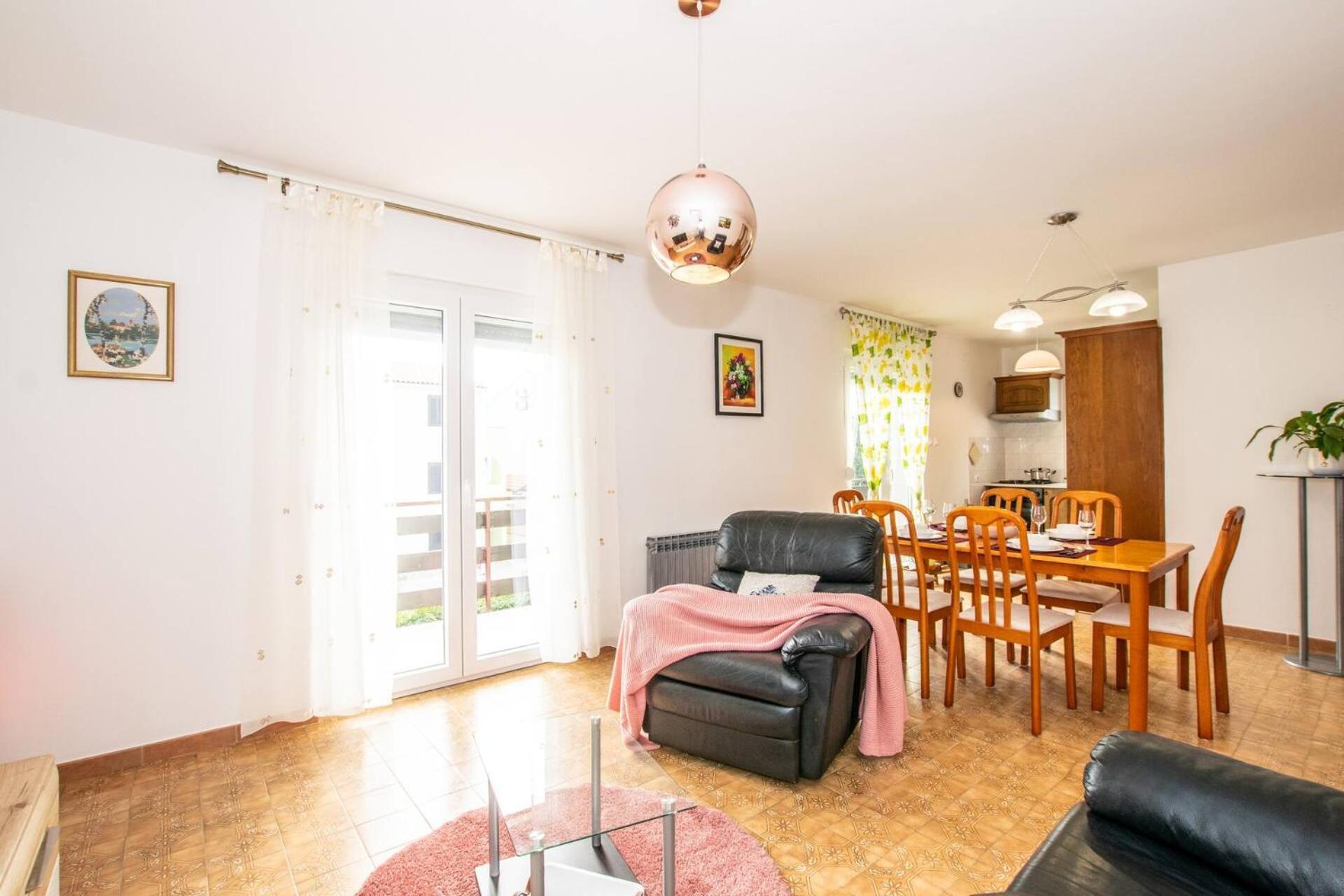 Family House With 2 Apartments - Irma 메덜린 외부 사진