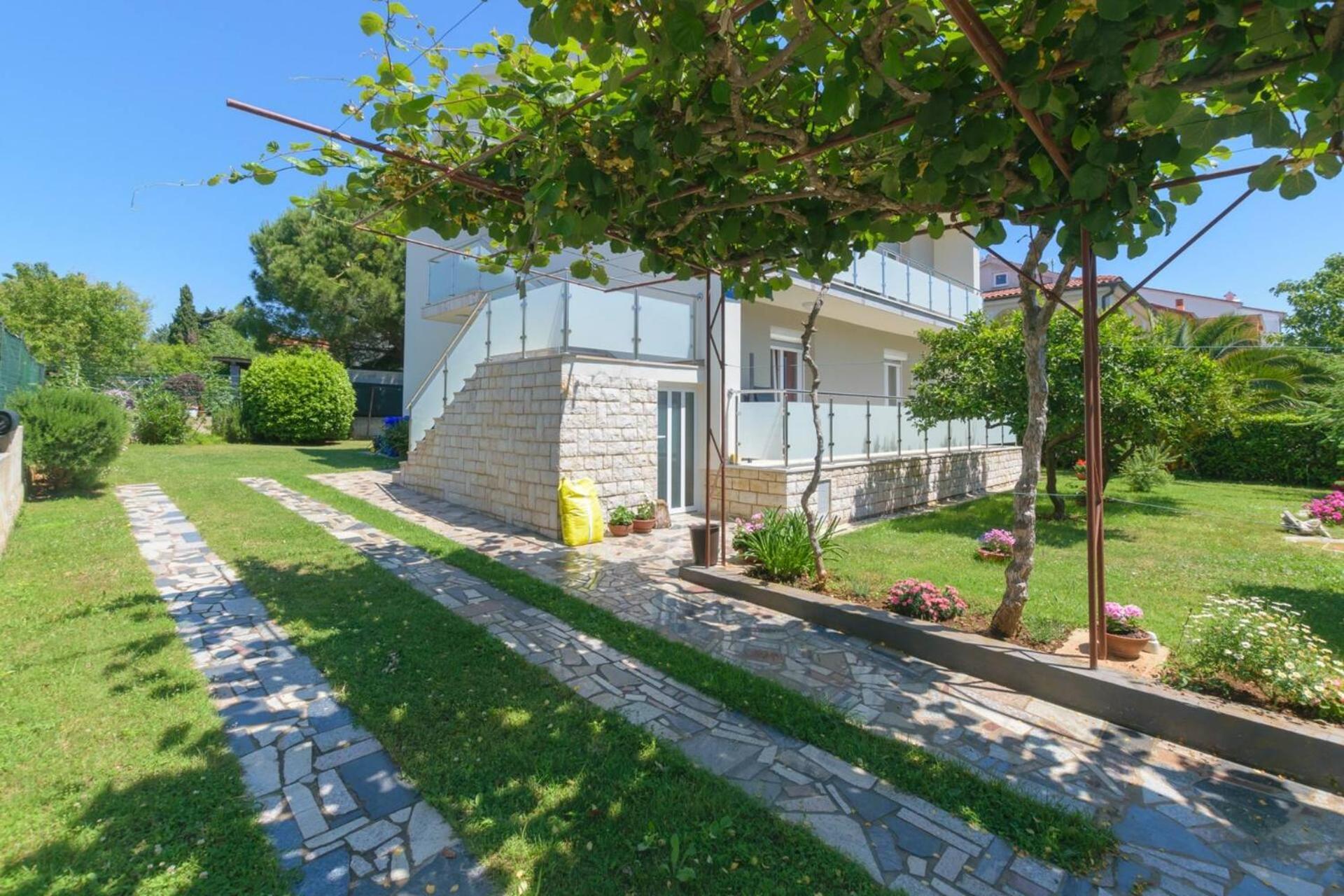 Family House With 2 Apartments - Irma 메덜린 외부 사진