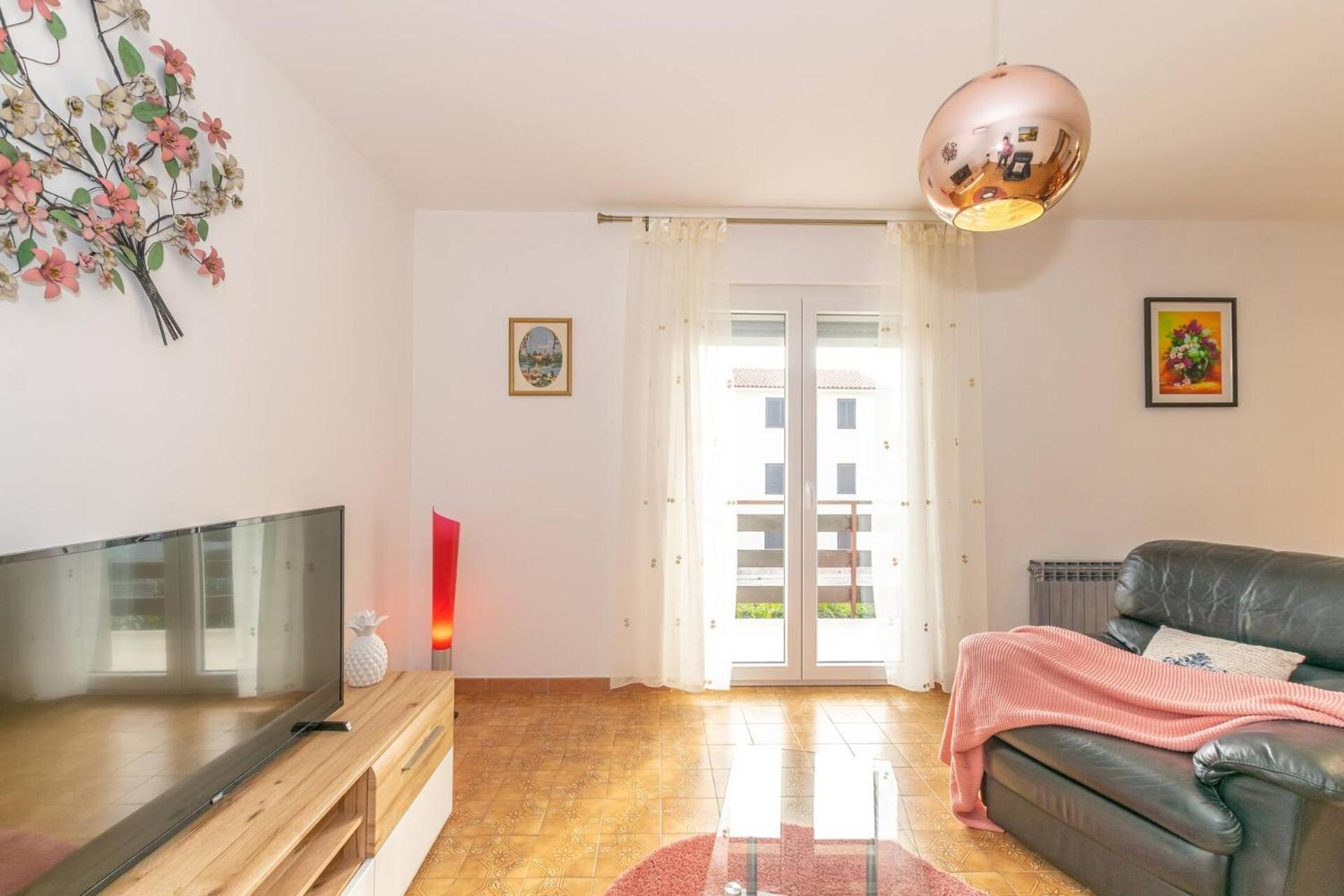 Family House With 2 Apartments - Irma 메덜린 외부 사진