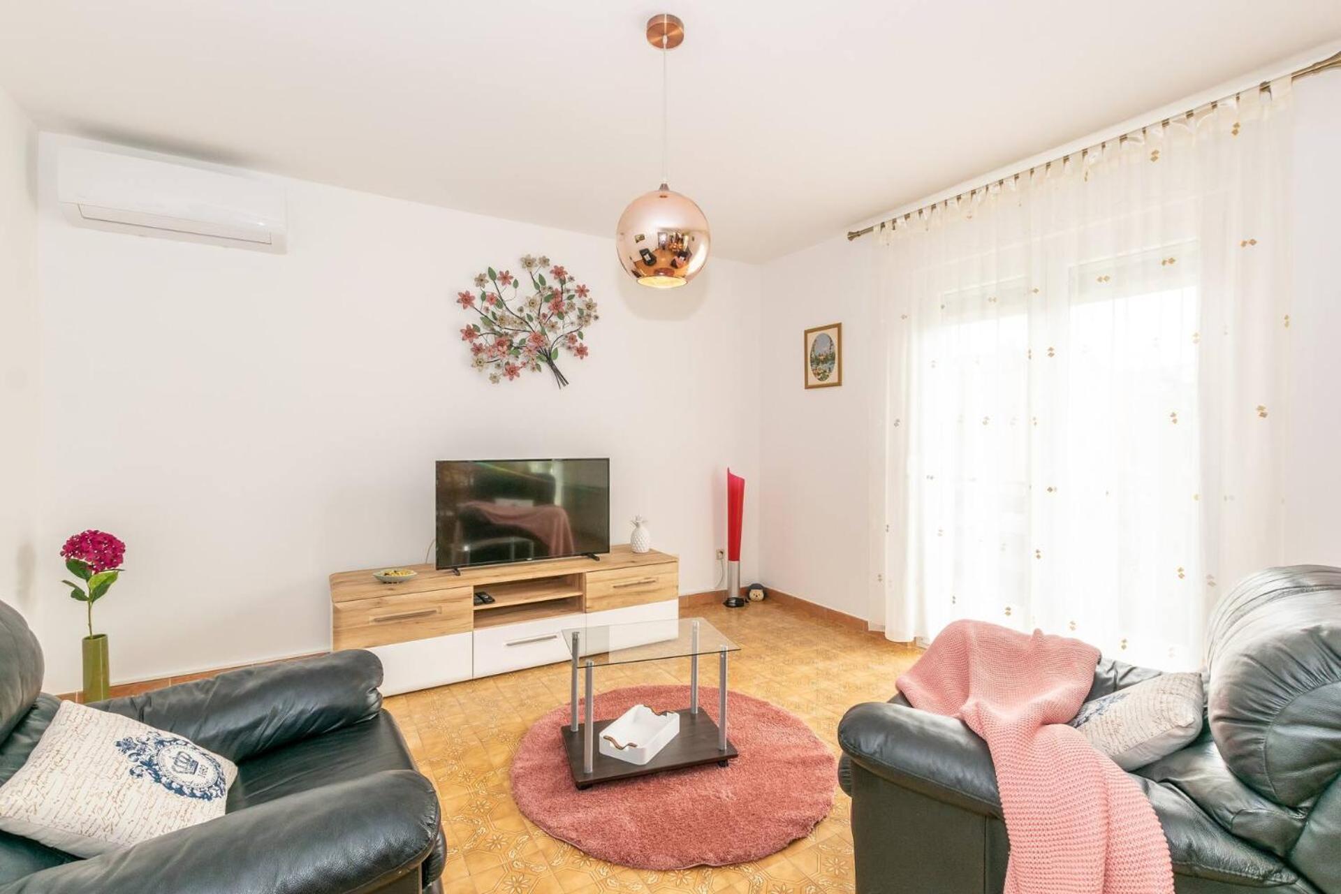 Family House With 2 Apartments - Irma 메덜린 외부 사진