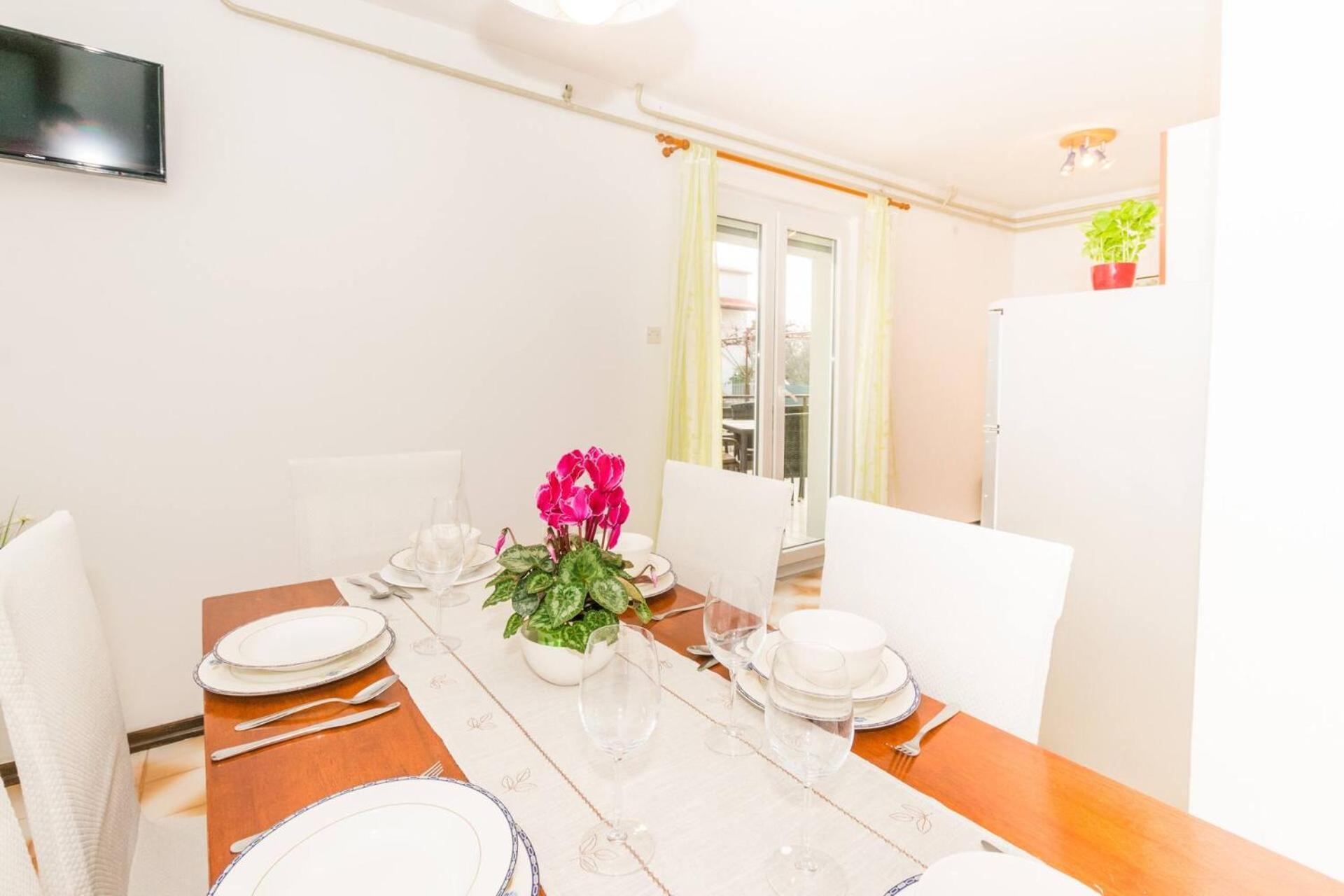 Family House With 2 Apartments - Irma 메덜린 외부 사진