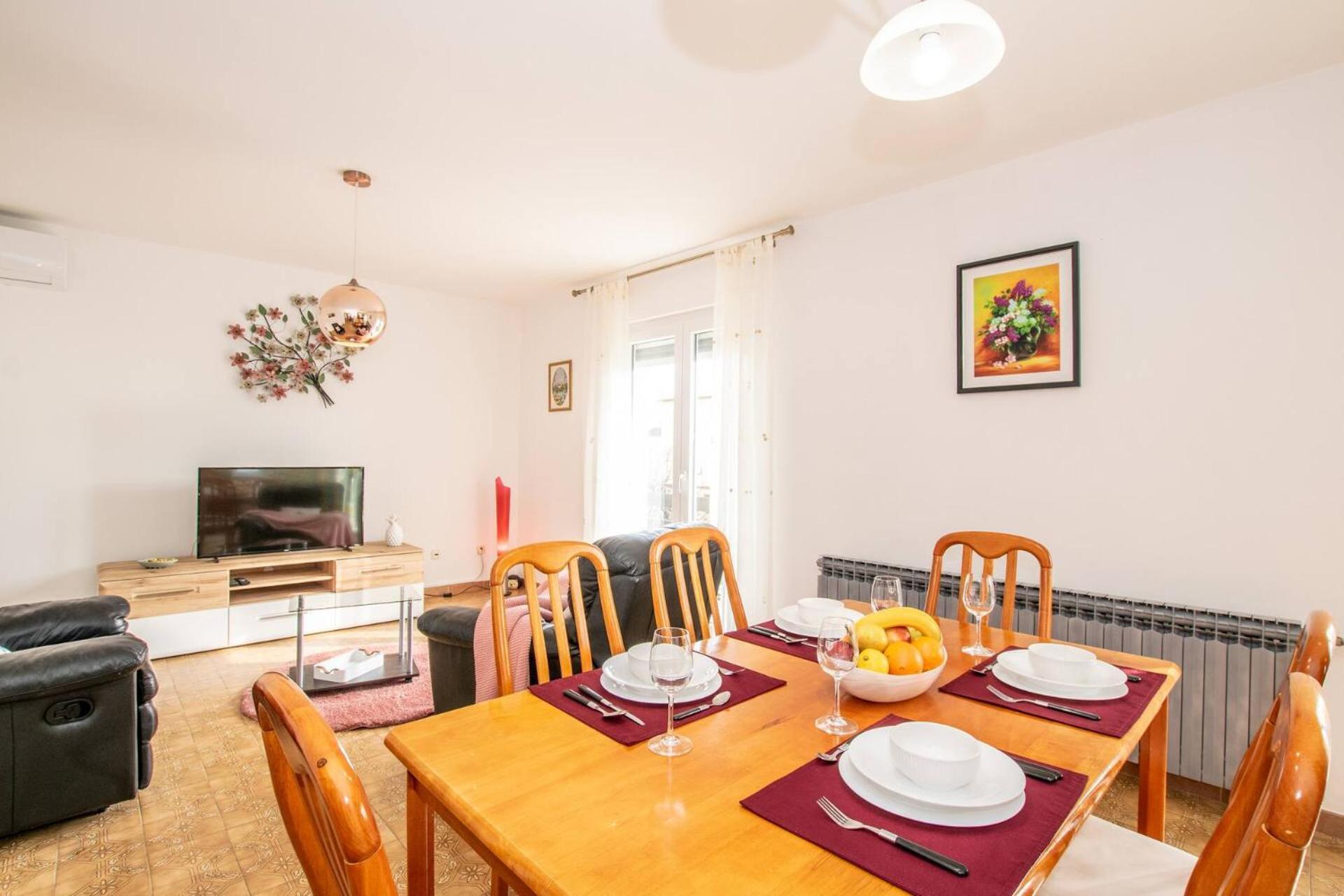 Family House With 2 Apartments - Irma 메덜린 외부 사진