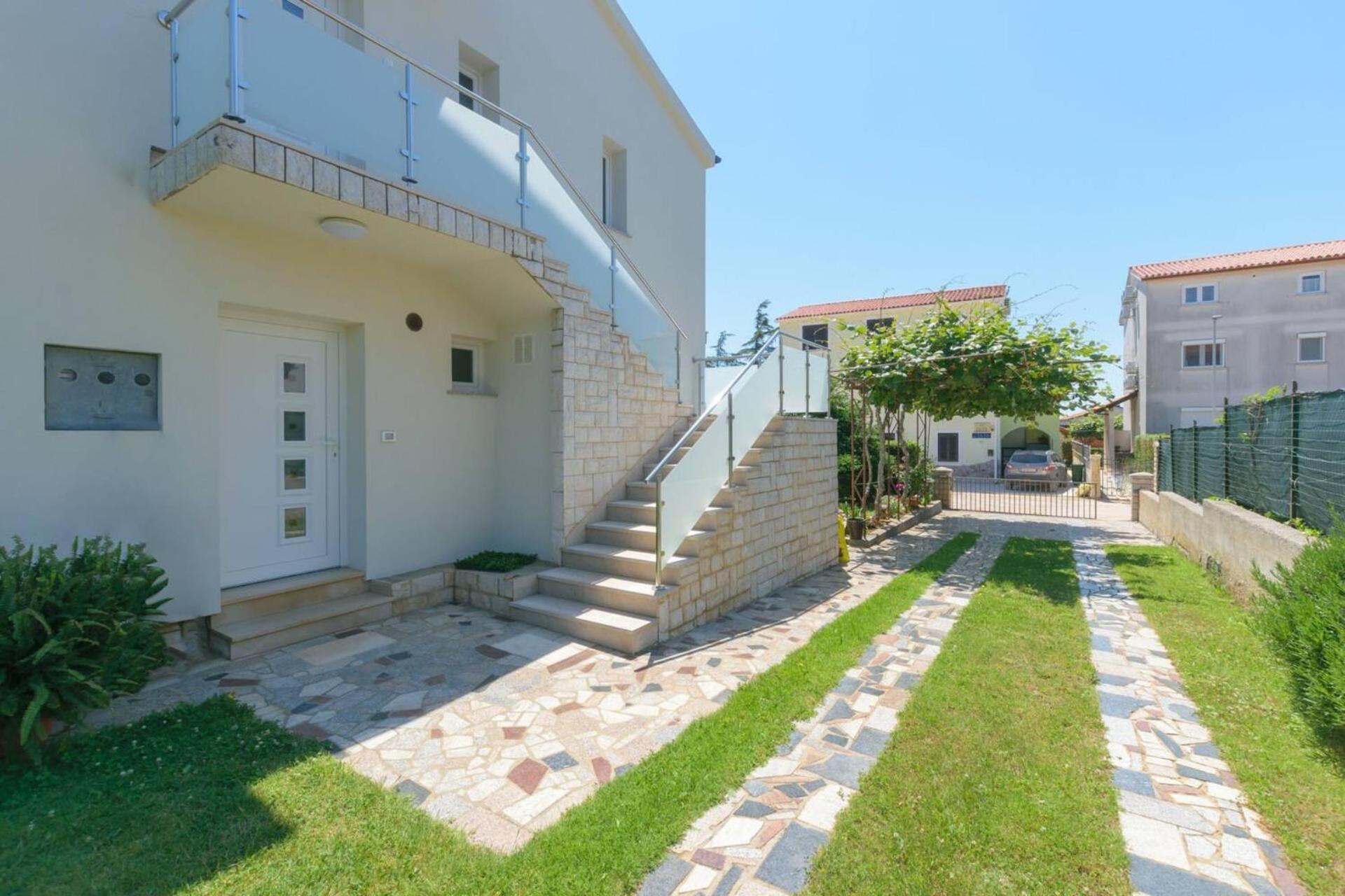 Family House With 2 Apartments - Irma 메덜린 외부 사진