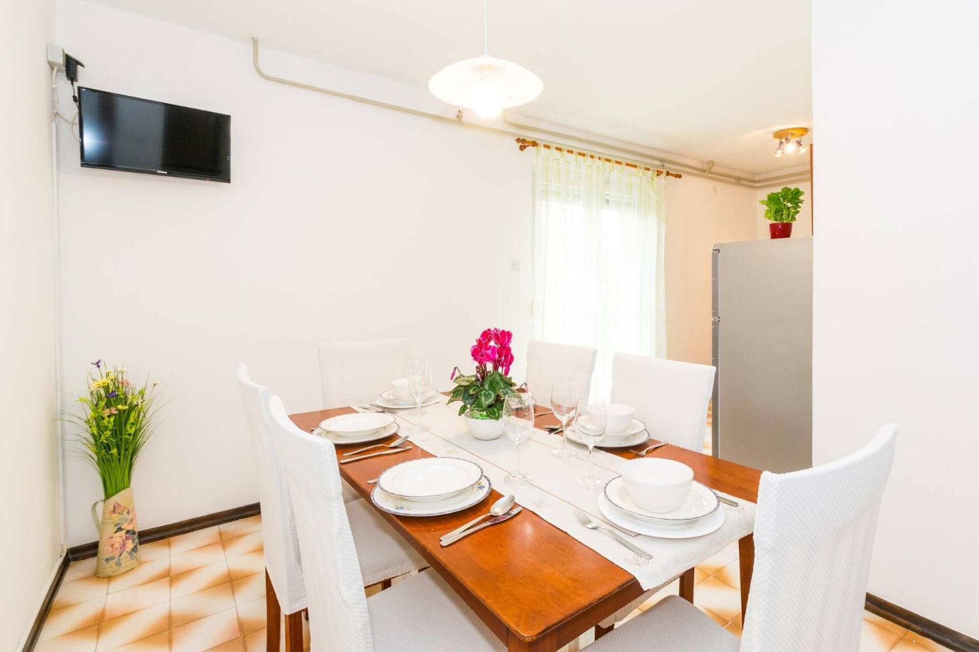 Family House With 2 Apartments - Irma 메덜린 외부 사진