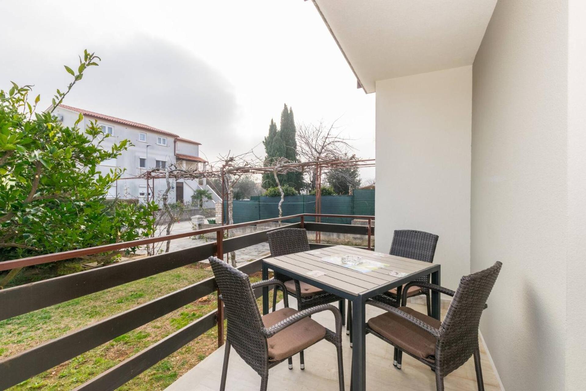 Family House With 2 Apartments - Irma 메덜린 외부 사진