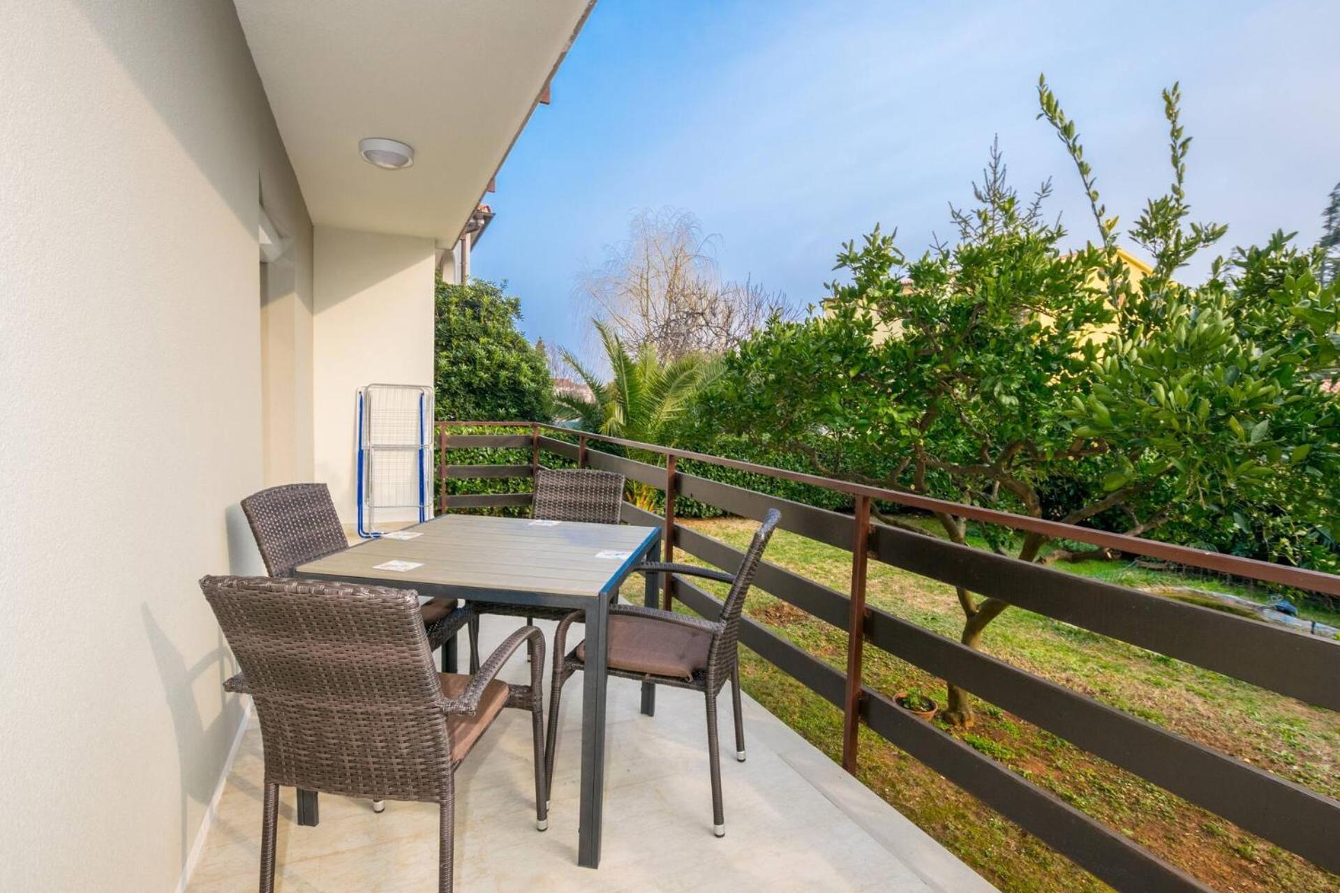 Family House With 2 Apartments - Irma 메덜린 외부 사진